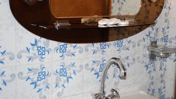 Căn hộ dành cho gia đình, ban công, quang cảnh sân vườn | Phòng tắm | Khăn tắm, xà phòng, dầu gội, giấy vệ sinh