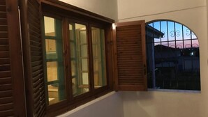 A corner room with a window and a door. - SANTA CATALINA (Polygyros)