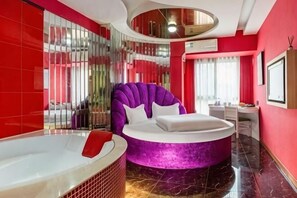 A modern hotel room with a round bed, a bathtub, and a vanity. - Shell Hotel (Hefei Maanshan Road Hegongda Subway Station) (Hefei)