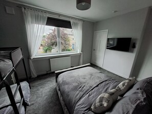 2 slaapkamers, een bureau, een strijkplank/strijkijzer, gratis wifi