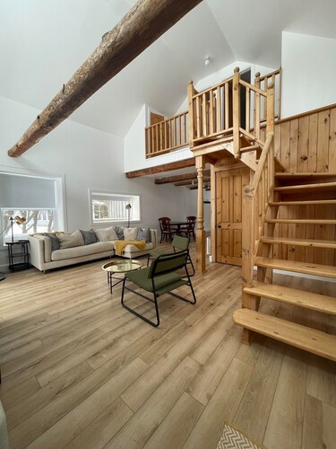 Charming two story retreat situated in the beautiful Haut St-Laurent. 
