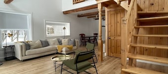 Charming two story retreat situated in the beautiful Haut St-Laurent. 
