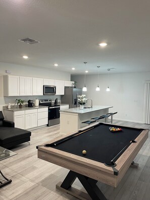 Games room - 4BR Fishing Retreat - Pool Table - Near Headwaters Lake, Beaches & USSSA (Palm Bay)