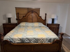 3 bedrooms, iron/ironing board, WiFi, bed sheets - Charming 3-bedroom house with AC, WiFi in lovely Cape Coral (Cape Coral)