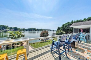 Property grounds - The Dugout: Wide water views of Halesford Bridge, great family space with kayaks to use! (Moneta)