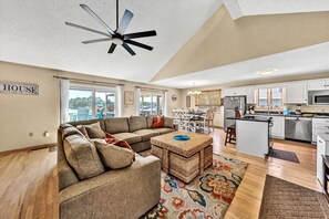 Smart TV, books - The Dugout: Wide water views of Halesford Bridge, great family space with kayaks to use! (Moneta)