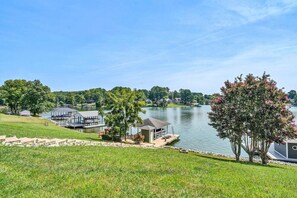 Property grounds - The Dugout: Wide water views of Halesford Bridge, great family space with kayaks to use! (Moneta)