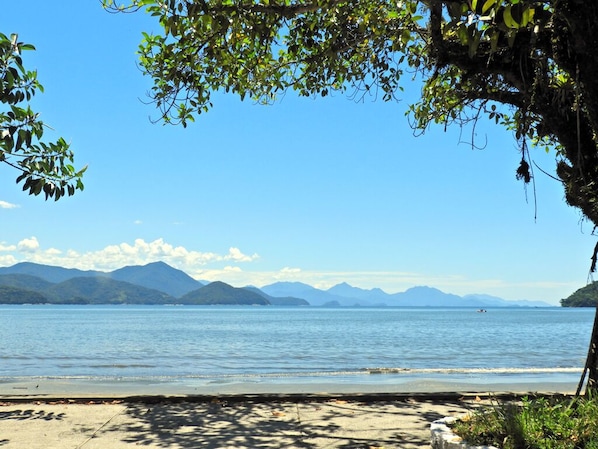 Una playa cerca, arena blanca, yoga en la playa, vóleibol de playa