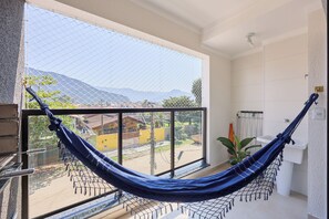 Apartamento conforto, ao lado da praia | Terraço/pátio