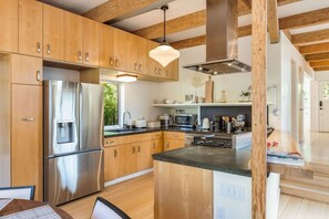 Køleskab, mikrobølgeovn, ovn, kogeplade