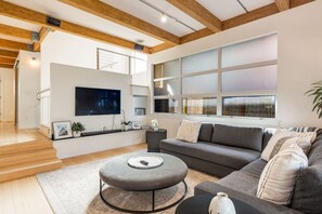 Smart TV, offices - 4BR 4BA The Gardens at Queen Anne (Seattle)