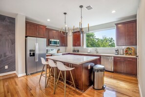 Jääkaappi, mikroaaltouuni, uuni, liesi