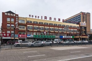 Un immeuble commercial à étages, dont le rez-de-chaussée est occupé par divers commerces.