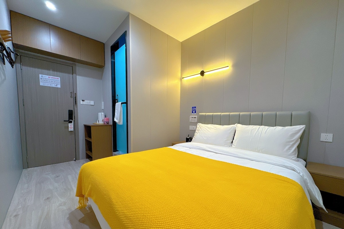 Basic Double Room, 1 Katil Ratu (Queen), Non Smoking, Private Bathroom | Langsir/tirai gelap terus, kalis bunyi, seterika/papan seterika
