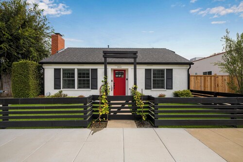Charming 3 bedroom cottage with AC and WiFi in superb Long Beach location.