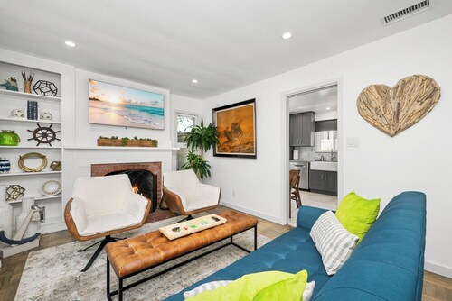 Charming 3 bedroom cottage with AC and WiFi in superb Long Beach location.