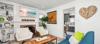 Charming 3 bedroom cottage with AC and WiFi in superb Long Beach location.