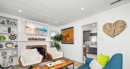 Charming 3 bedroom cottage with AC and WiFi in superb Long Beach location.