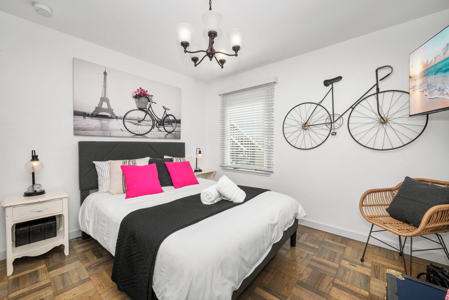 3 bedrooms, desk, iron/ironing board, travel crib