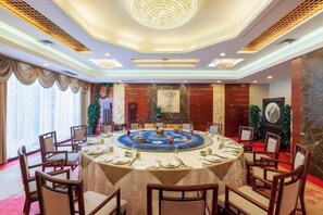 A conference room with a round table, chairs, and a chandelier. - Jinyang Hotel (Exhibition Center Store)） (Guiyang)
