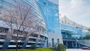 A modern building with curved glass facades and a prominent entrance. - Jinyang Hotel (Exhibition Center Store)） (Guiyang)