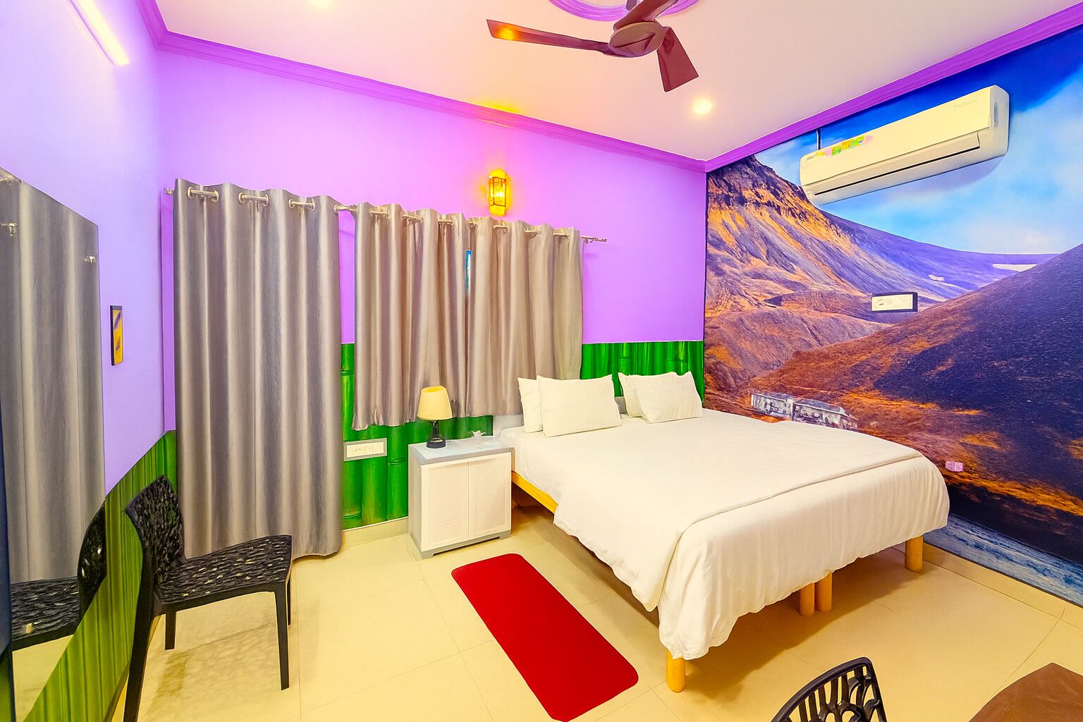 Escritorio, espacio para trabajar con laptop y wifi gratis 