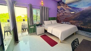 Een slaapkamer met een bed, een nachtkastje, een rood tapijt, een raam met gordijnen en een muurschildering van een berglandschap.