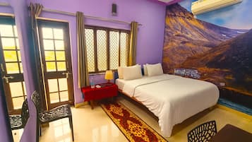 Escritorio, espacio para trabajar con laptop y wifi gratis