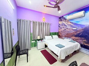 Quarto casal ou duplo standard, sacada, vista para o jardim | Escrivaninha, espaço de trabalho para notebook, Wi-Fi de cortesia