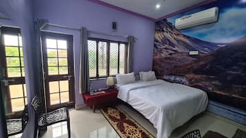 Habitación estándar con 1 cama matrimonial o 2 individuales, balcón, vista al jardín | Escritorio, espacio para trabajar con laptop y wifi gratis