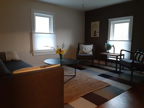 Cozy 1-bedroom upper apartment with AC and WiFi in charming Harvard
28 Night min