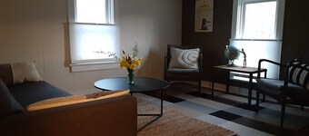 Cozy 1-bedroom upper apartment with AC and WiFi in charming Harvard
28 Night min