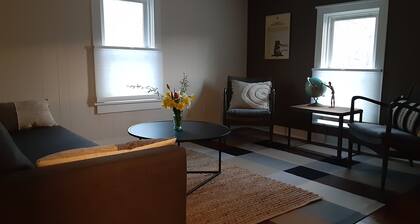 Cozy 1-bedroom upper apartment with AC and WiFi in charming Harvard
28 Night min