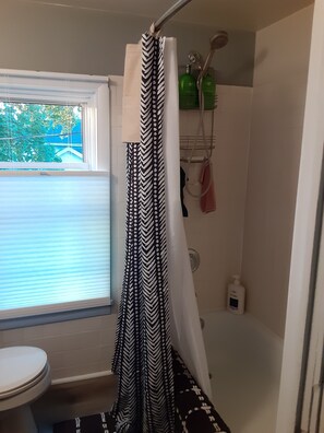 Hair dryer, towels, soap, shampoo - Cozy 1-bedroom upper apartment with AC and WiFi in charming Harvard
28 Night min (Harvard)