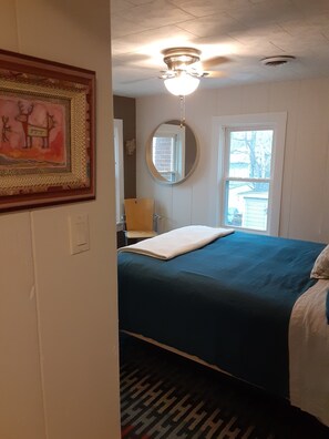 1 bedroom, iron/ironing board, WiFi, bed sheets - Cozy 1-bedroom upper apartment with AC and WiFi in charming Harvard
28 Night min (Harvard)