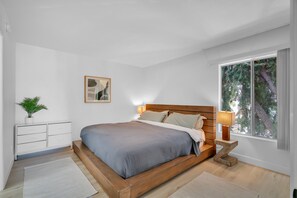 3 bedrooms, desk, iron/ironing board, WiFi