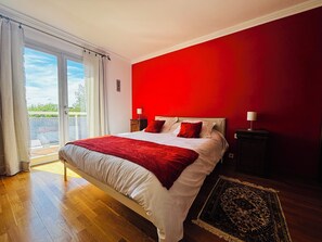 5 bedrooms, iron/ironing board, Internet, bed sheets