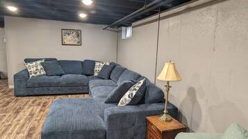 Smart TV, lareira, mesa de pingue-pongue