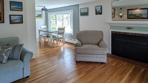 Unclassified image, 2 of 38, button - George and Pearl's Cape House (South Yarmouth)