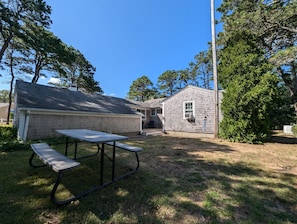 Outdoor dining - George and Pearl's Cape House (South Yarmouth)