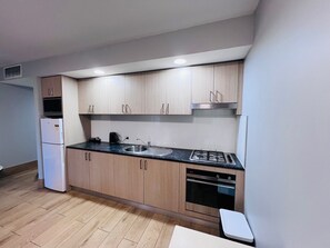 Een magnetron, een oven, een vaatwasser