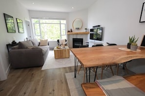 Una Smart TV, una chimenea, una pantalla de ordenador