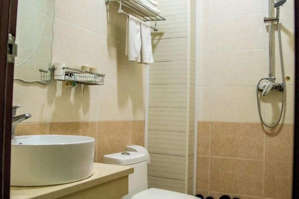 Un bagno con lavandino, WC e doccia.
