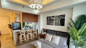 1 bedroom, free WiFi, bed sheets, wheelchair access - La Luna I: Pet Friendly Studio w/ Netflix, Karaoke, Boardgames & Mt. Arayat View (San Fernando)