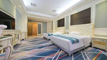 Ein Hotelzimmer mit einem großen Bett, einem Schreibtisch und einem Fernseher.