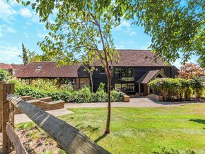 Property grounds - 4 bedroom accommodation in Shortgate, Lewes (Shortgate, Lewes)