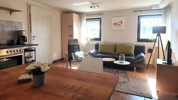 A compact living space with a kitchenette, a sofa, a dining table, and a coffee machine. - Gemütliche Ferienwohnung im Bergischen - Nähe Köln/bonn Haustierfreundlich! (Much)