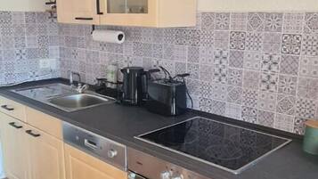 Kühlschrank, Mikrowelle, Ofen, Herdplatte