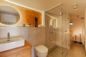 Douche, sĂšche-cheveux, serviettes fournies, savon