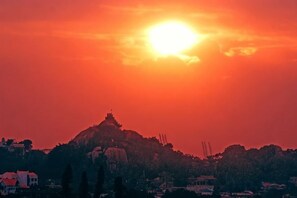 A sunset over a hill with buildings in the foreground. - Fuxing No. 10 Hotel (Xiamen)